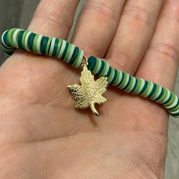 Alternated green colored bracelet with maple leaf charm ! - Picture 2 of 2
